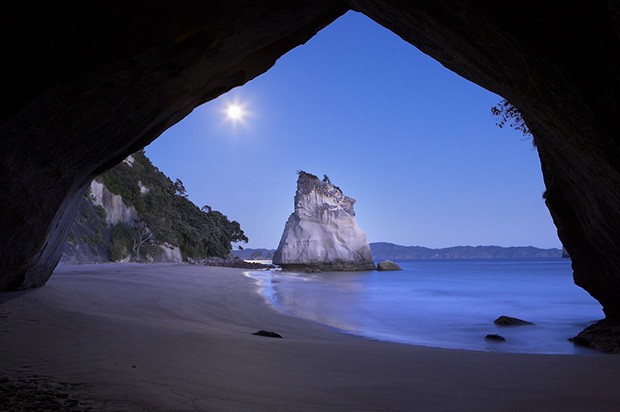 Un scatto con la Luna al centro dell'attenzione realizzato da David Noton, fotografo paesaggista e Canon Ambassador