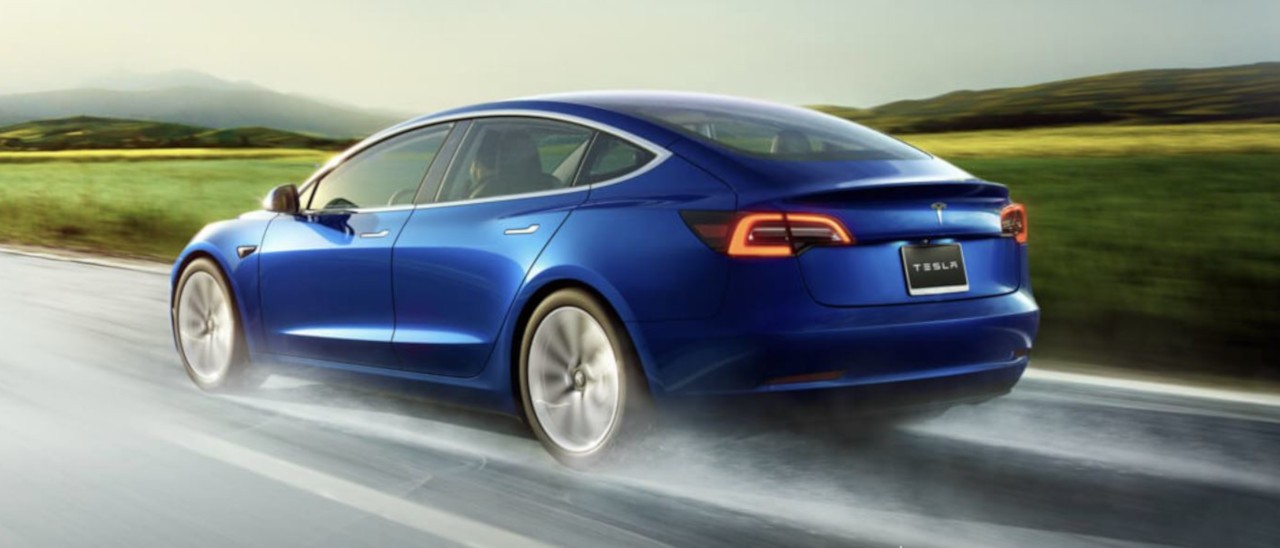 Tesla Model 3, prezzi inferiori e più opzioni