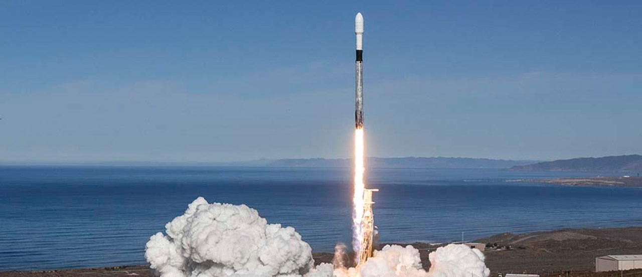 NASA, SpaceX e Blue Origin per raggiungere la Luna NASA, SpaceX e Blue Origin per raggiungere la Luna