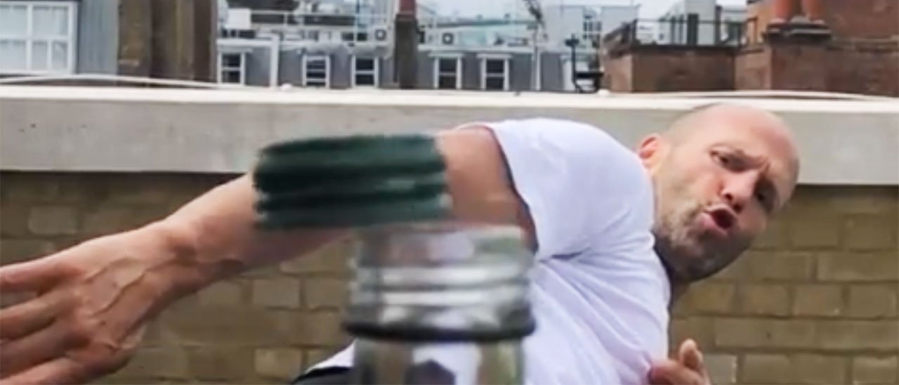 Cos'è la Bottle Cap Challenge, i migliori video