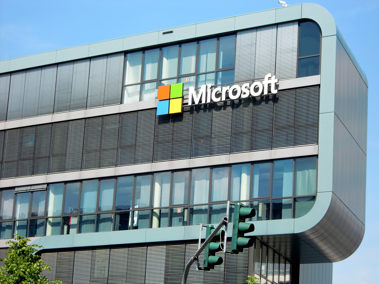 Falla Microsoft: migliaia di aziende italiane sotto attacco hacker