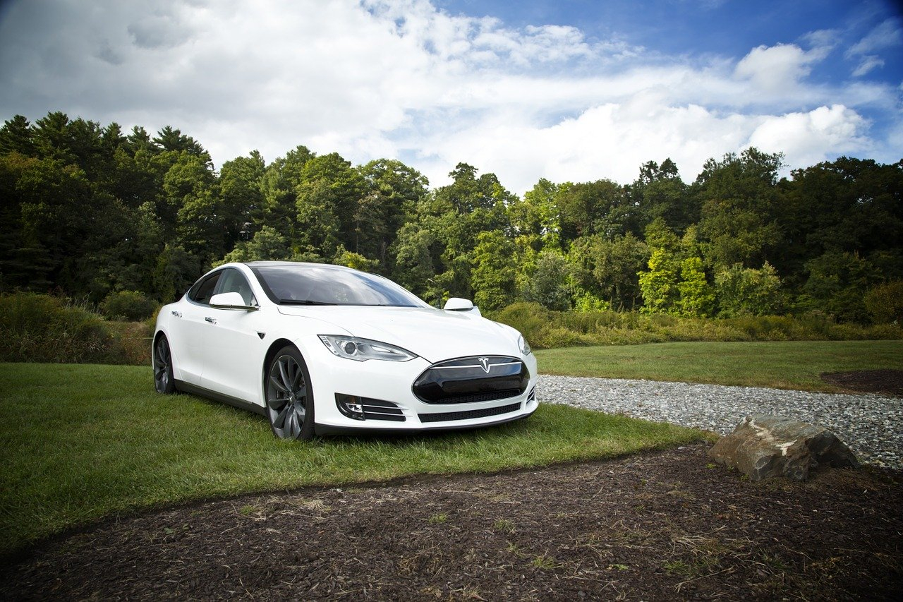 Bitcoin: da oggi si può comprare una Tesla