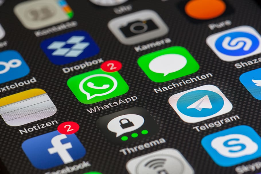 L'icona di WhatsApp spicca tra tante app
