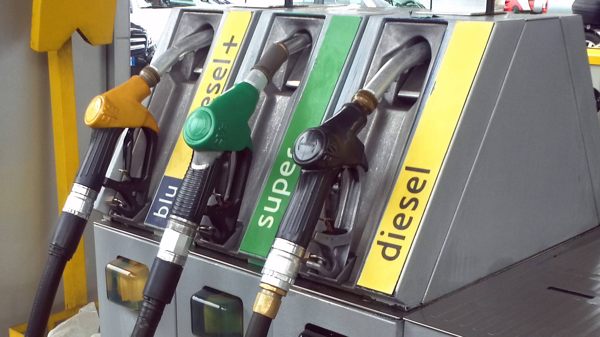 Accise benzina: sono 18, e sono loro a pesare (al 55%) sul costo del carburante