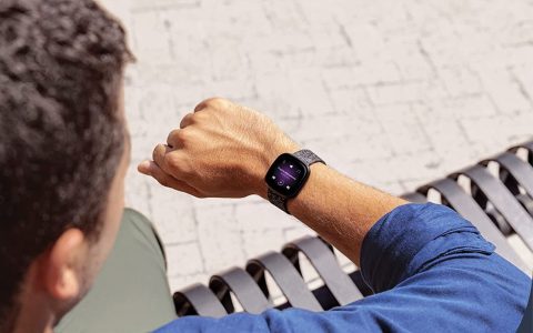 Fitbit Versa 3, smartwatch ECCELLENTE con GPS e non solo a prezzo HOT