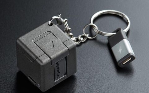 Portachiavi cubo 8 in 1 GENIALE: include torcia, batteria, micro USB e SD Reader