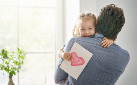 Festa del papà 2023: frasi e gif gratis da inviargli per gli auguri su WhatsApp