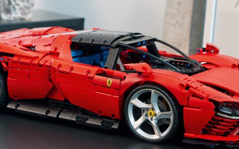 LEGO Technic: la SPAZIALE Ferrari Daytona SP3 in sconto di 135€ su Amazon