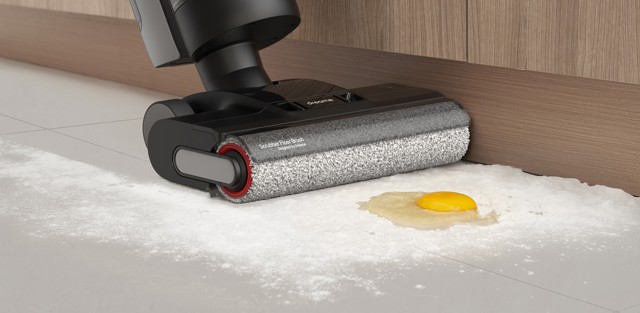 Dreame H12 Pro mentre pulisce farina e uova
