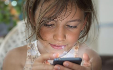 Dipendenza da smartphone: allarme tra bambini e adolescenti italiani
