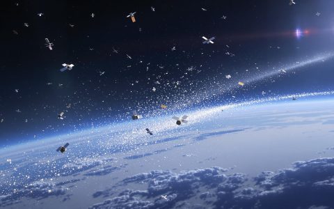 Disintegrazione dei satelliti Starlink: allarme per l'inquinamento da ossido di alluminio