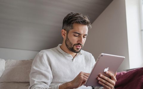 Apple prepara iPhone e iPad pieghevoli: debutto atteso entro il 2027