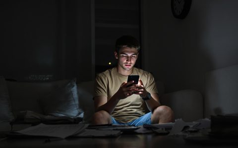 Dipendenza da smartphone: studio tedesco svela impatti sulla dopamina