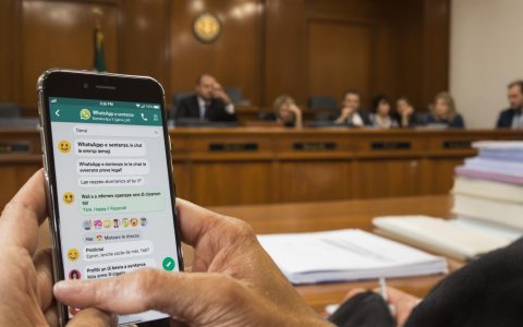 WhatsApp e sentenze: le chat e le emoji diventano prove legali