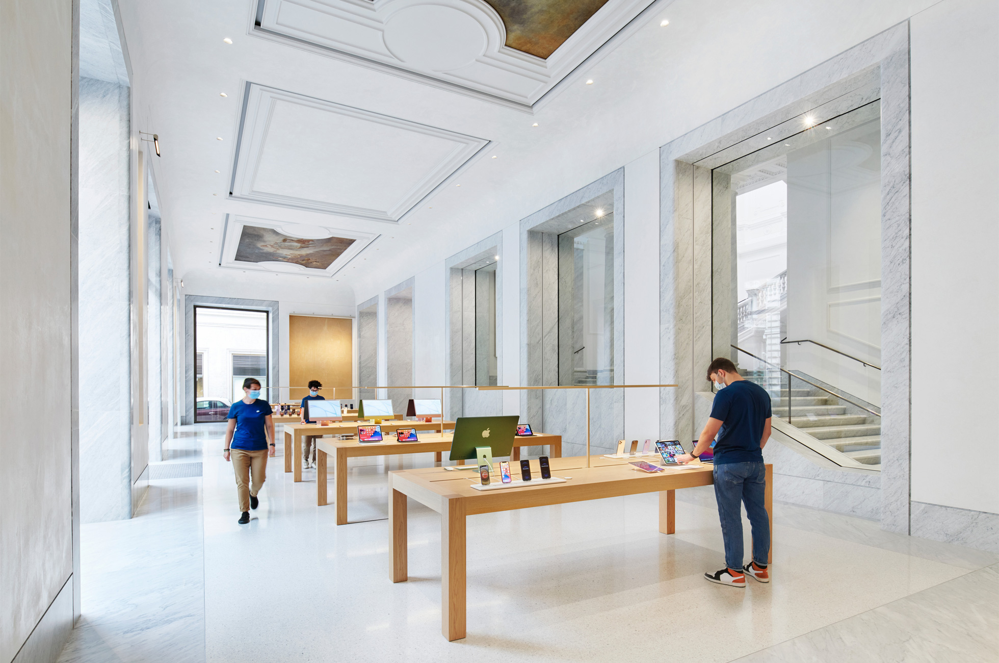 Apple Store via Del Corso