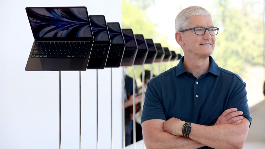 Tim Cook con MacBook Air 2022