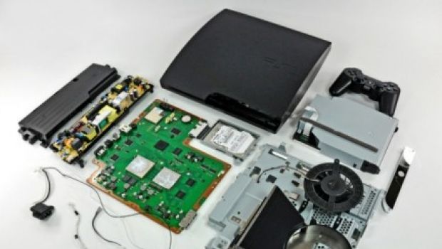 La PS3 Slim disassemblata e fatta a pezzi