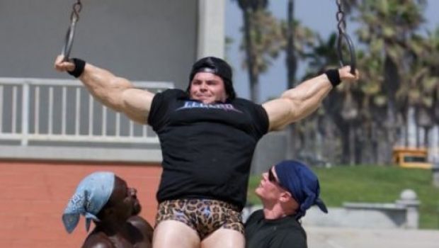 Brutal Legend: un Jack Black insolitamente muscoloso a Venice Beach