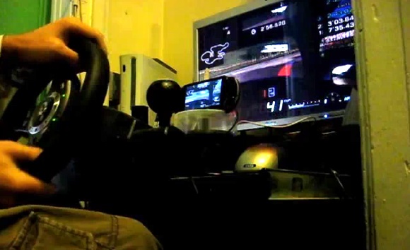 Gran Turismo PSP giocato con il volante Logitech Driving Force Pro in un video