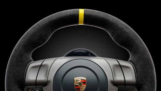 Fanatec presenta il nuovo volante Porsche 911 GT3 RS V2 per PC e PS3