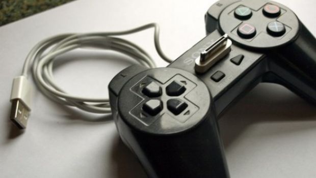 Retro Gaming: i controller PlayStation e Nintendo 64 si trasformano in dock artigianali per iPhone e iPod