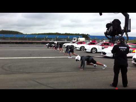 GT Academy 2011 (Gran Turismo 5) - prova fisica dove i concorrenti trascinano le 370Z