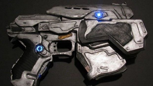 Gears of War: la replica di carta della pistola Snub in immagini