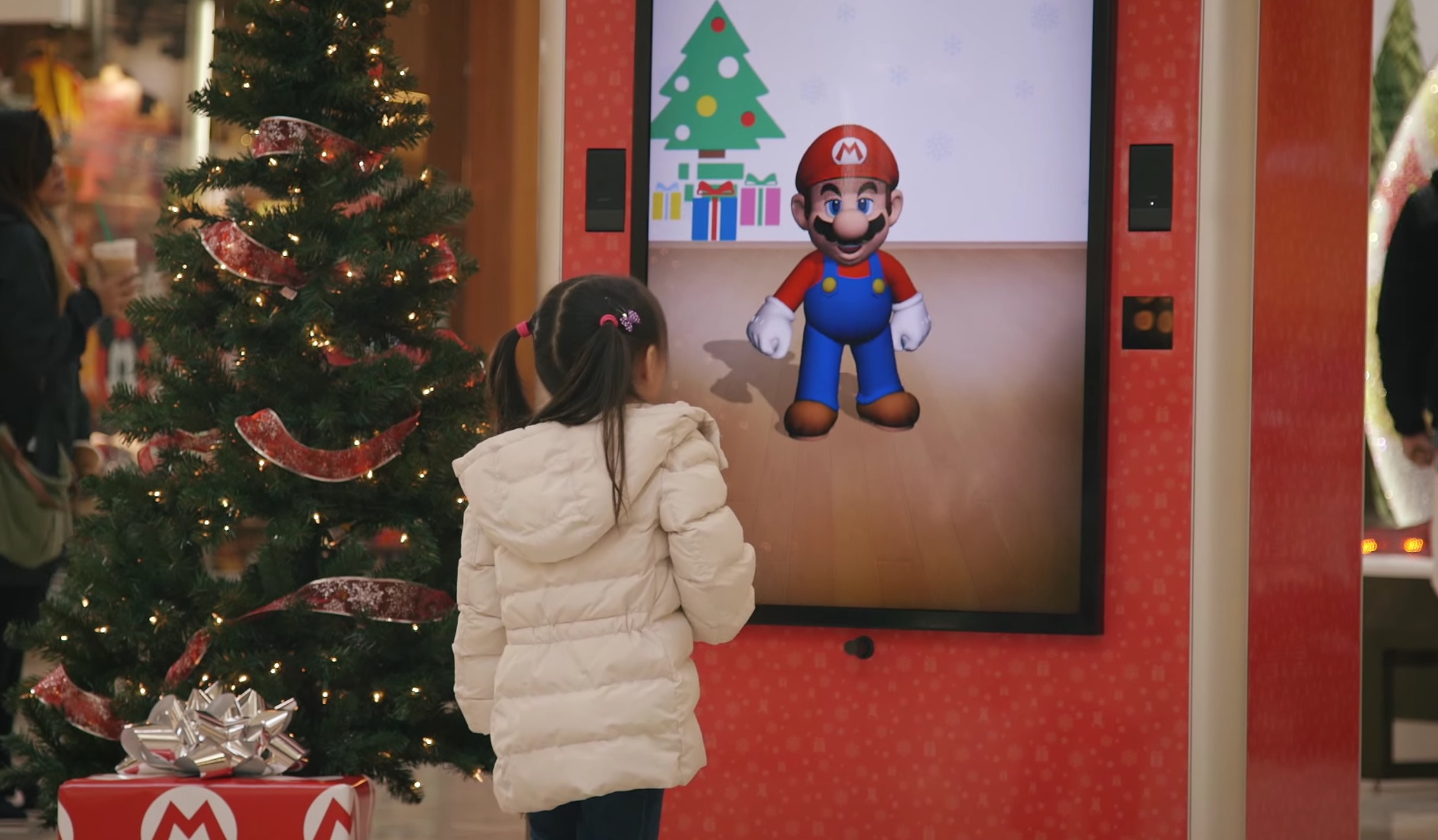 Natale in casa Nintendo, Mario diventa “Babbo Natale” in un centro commerciale - Video