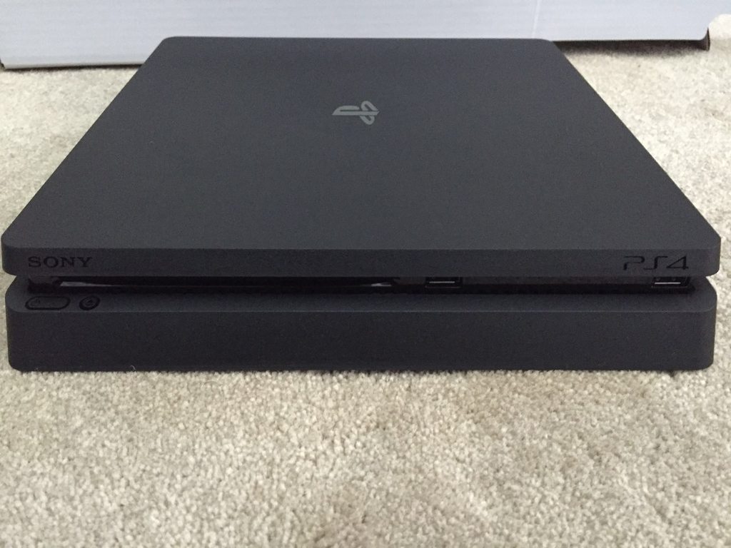 PlayStation 4 Slim, trapelano foto del presunto modello