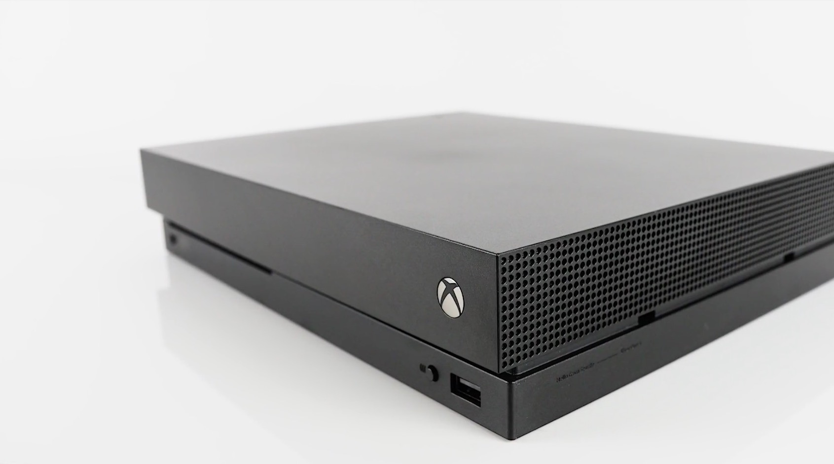 Xbox One X, ecco l'unboxing e il confronto con PlayStation 4 PRO